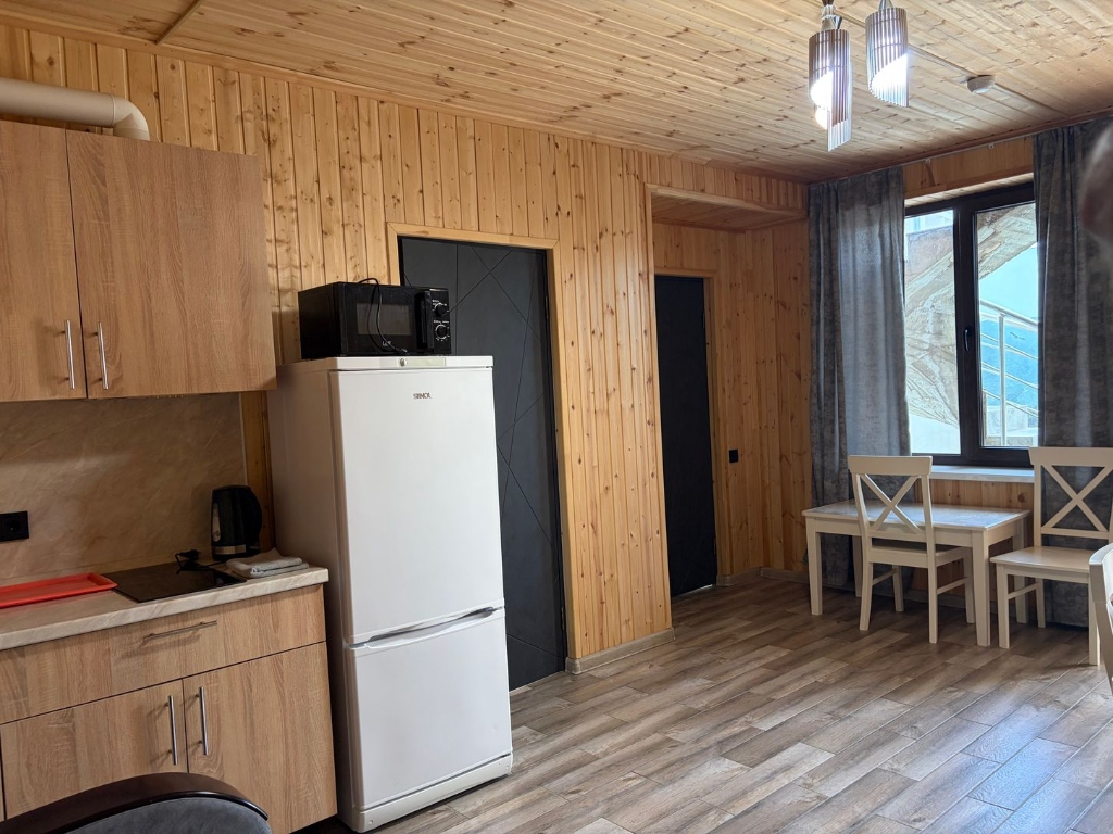 Светлая кухня и столовая зона в горном шале
